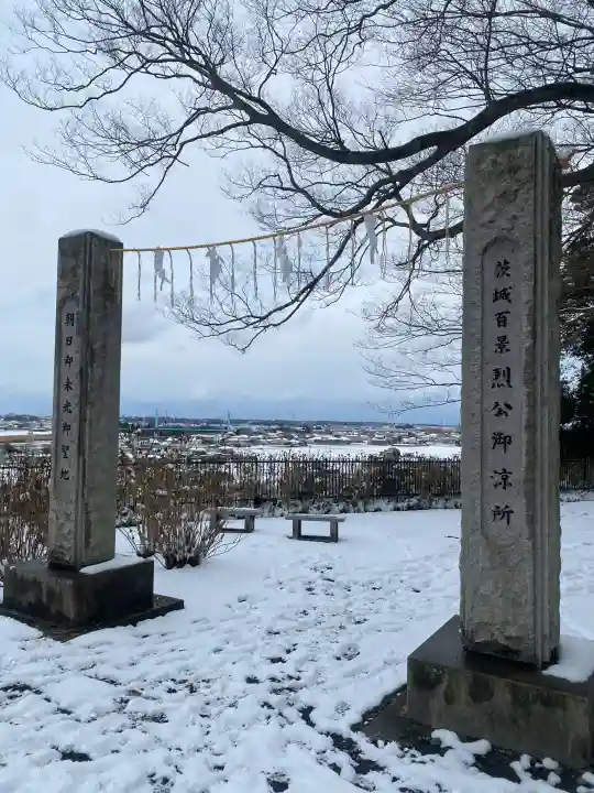水戸八幡宮の{uncategorized: "未分類", other: "その他", undefined: "問題あり", building: "その他建物", grave: "お墓", sacred_gate: "鳥居", guardian: "狛犬", statue: "像", buddha: "仏像", history: "歴史", nature: "自然", garden: "庭園", animal: "動物", pagoda: "塔", temizu: "手水舎", mountain_gate: "山門・神門", sanctuary: "本殿・本堂", subordinate: "末社・摂社", art: "芸術", scenery: "景色", jizo: "地蔵", ema: "絵馬", goshuin: "御朱印", omikuji: "おみくじ", items: "授与品その他", amulet: "お守り", goshuincho: "御朱印帳", eats: "食事", festival: "お祭り", votive_dance: "神楽", shichigosan: "七五三参", wedding: "結婚式", experience: "体験その他", initially: "初詣", around: "周辺", anti_infection: "感染症対策"}