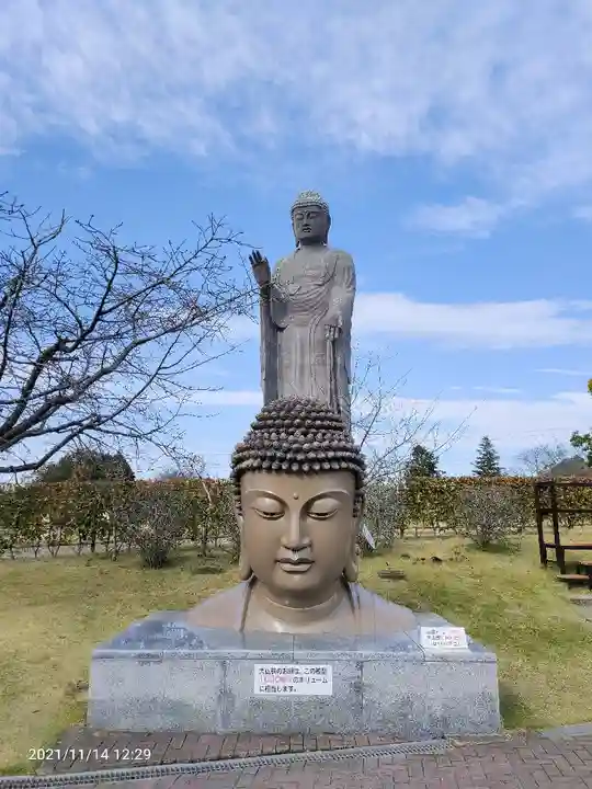 東本願寺本廟 牛久浄苑(牛久大仏)の仏像
