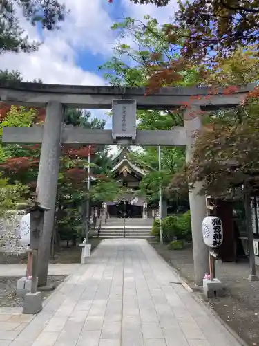 彌彦神社　(伊夜日子神社)の{uncategorized: "未分類", other: "その他", undefined: "問題あり", building: "その他建物", grave: "お墓", sacred_gate: "鳥居", guardian: "狛犬", statue: "像", buddha: "仏像", history: "歴史", nature: "自然", garden: "庭園", animal: "動物", pagoda: "塔", temizu: "手水舎", mountain_gate: "山門・神門", sanctuary: "本殿・本堂", subordinate: "末社・摂社", art: "芸術", scenery: "景色", jizo: "地蔵", ema: "絵馬", goshuin: "御朱印", omikuji: "おみくじ", items: "授与品その他", amulet: "お守り", goshuincho: "御朱印帳", eats: "食事", festival: "お祭り", votive_dance: "神楽", shichigosan: "七五三参", wedding: "結婚式", experience: "体験その他", initially: "初詣", around: "周辺", anti_infection: "感染症対策"}