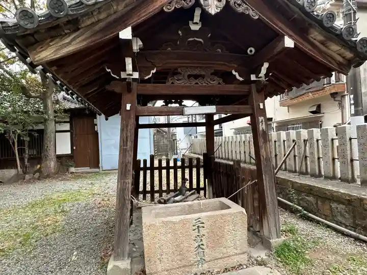 赤留比売命神社(杭全神社飛地境内社)の{uncategorized: "未分類", other: "その他", undefined: "問題あり", building: "その他建物", grave: "お墓", sacred_gate: "鳥居", guardian: "狛犬", statue: "像", buddha: "仏像", history: "歴史", nature: "自然", garden: "庭園", animal: "動物", pagoda: "塔", temizu: "手水舎", mountain_gate: "山門・神門", sanctuary: "本殿・本堂", subordinate: "末社・摂社", art: "芸術", scenery: "景色", jizo: "地蔵", ema: "絵馬", goshuin: "御朱印", omikuji: "おみくじ", items: "授与品その他", amulet: "お守り", goshuincho: "御朱印帳", eats: "食事", festival: "お祭り", votive_dance: "神楽", shichigosan: "七五三参", wedding: "結婚式", experience: "体験その他", initially: "初詣", around: "周辺", anti_infection: "感染症対策"}