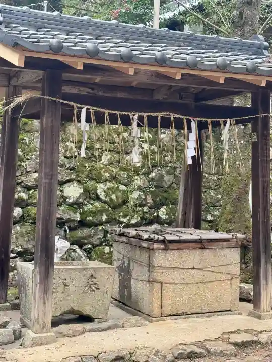 石座神社の{uncategorized: "未分類", other: "その他", undefined: "問題あり", building: "その他建物", grave: "お墓", sacred_gate: "鳥居", guardian: "狛犬", statue: "像", buddha: "仏像", history: "歴史", nature: "自然", garden: "庭園", animal: "動物", pagoda: "塔", temizu: "手水舎", mountain_gate: "山門・神門", sanctuary: "本殿・本堂", subordinate: "末社・摂社", art: "芸術", scenery: "景色", jizo: "地蔵", ema: "絵馬", goshuin: "御朱印", omikuji: "おみくじ", items: "授与品その他", amulet: "お守り", goshuincho: "御朱印帳", eats: "食事", festival: "お祭り", votive_dance: "神楽", shichigosan: "七五三参", wedding: "結婚式", experience: "体験その他", initially: "初詣", around: "周辺", anti_infection: "感染症対策"}