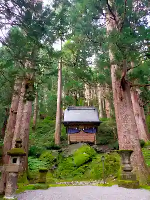 雄山神社中宮祈願殿の末社・摂社