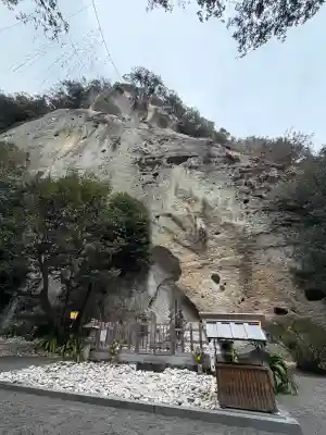 花窟神社の{uncategorized: "未分類", other: "その他", undefined: "問題あり", building: "その他建物", grave: "お墓", sacred_gate: "鳥居", guardian: "狛犬", statue: "像", buddha: "仏像", history: "歴史", nature: "自然", garden: "庭園", animal: "動物", pagoda: "塔", temizu: "手水舎", mountain_gate: "山門・神門", sanctuary: "本殿・本堂", subordinate: "末社・摂社", art: "芸術", scenery: "景色", jizo: "地蔵", ema: "絵馬", goshuin: "御朱印", omikuji: "おみくじ", items: "授与品その他", amulet: "お守り", goshuincho: "御朱印帳", eats: "食事", festival: "お祭り", votive_dance: "神楽", shichigosan: "七五三参", wedding: "結婚式", experience: "体験その他", initially: "初詣", around: "周辺", anti_infection: "感染症対策"}