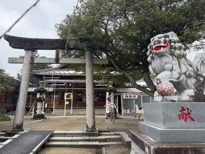 荘内神社の{uncategorized: "未分類", other: "その他", undefined: "問題あり", building: "その他建物", grave: "お墓", sacred_gate: "鳥居", guardian: "狛犬", statue: "像", buddha: "仏像", history: "歴史", nature: "自然", garden: "庭園", animal: "動物", pagoda: "塔", temizu: "手水舎", mountain_gate: "山門・神門", sanctuary: "本殿・本堂", subordinate: "末社・摂社", art: "芸術", scenery: "景色", jizo: "地蔵", ema: "絵馬", goshuin: "御朱印", omikuji: "おみくじ", items: "授与品その他", amulet: "お守り", goshuincho: "御朱印帳", eats: "食事", festival: "お祭り", votive_dance: "神楽", shichigosan: "七五三参", wedding: "結婚式", experience: "体験その他", initially: "初詣", around: "周辺", anti_infection: "感染症対策"}