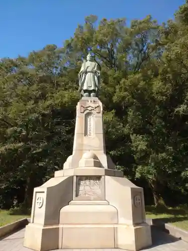 照國神社の像