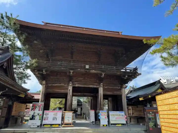 白山神社の{uncategorized: "未分類", other: "その他", undefined: "問題あり", building: "その他建物", grave: "お墓", sacred_gate: "鳥居", guardian: "狛犬", statue: "像", buddha: "仏像", history: "歴史", nature: "自然", garden: "庭園", animal: "動物", pagoda: "塔", temizu: "手水舎", mountain_gate: "山門・神門", sanctuary: "本殿・本堂", subordinate: "末社・摂社", art: "芸術", scenery: "景色", jizo: "地蔵", ema: "絵馬", goshuin: "御朱印", omikuji: "おみくじ", items: "授与品その他", amulet: "お守り", goshuincho: "御朱印帳", eats: "食事", festival: "お祭り", votive_dance: "神楽", shichigosan: "七五三参", wedding: "結婚式", experience: "体験その他", initially: "初詣", around: "周辺", anti_infection: "感染症対策"}