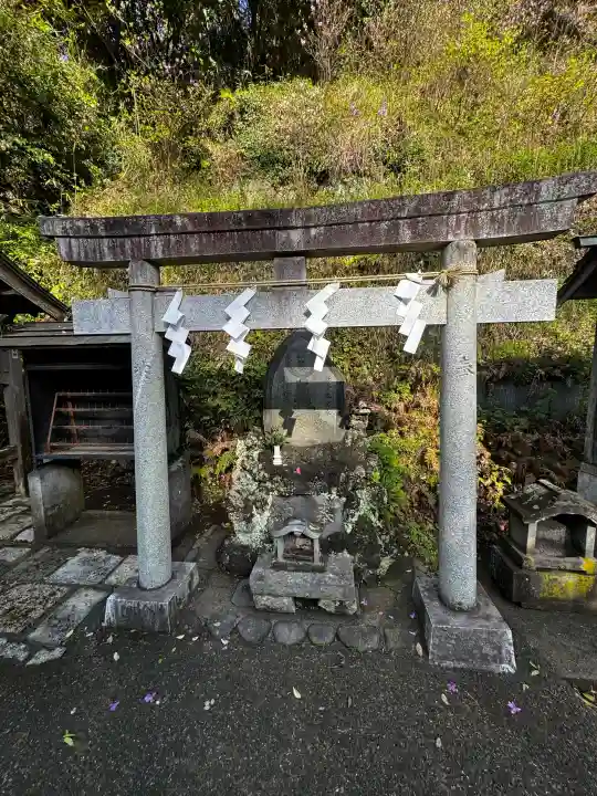 銭洗弁財天宇賀福神社の{uncategorized: "未分類", other: "その他", undefined: "問題あり", building: "その他建物", grave: "お墓", sacred_gate: "鳥居", guardian: "狛犬", statue: "像", buddha: "仏像", history: "歴史", nature: "自然", garden: "庭園", animal: "動物", pagoda: "塔", temizu: "手水舎", mountain_gate: "山門・神門", sanctuary: "本殿・本堂", subordinate: "末社・摂社", art: "芸術", scenery: "景色", jizo: "地蔵", ema: "絵馬", goshuin: "御朱印", omikuji: "おみくじ", items: "授与品その他", amulet: "お守り", goshuincho: "御朱印帳", eats: "食事", festival: "お祭り", votive_dance: "神楽", shichigosan: "七五三参", wedding: "結婚式", experience: "体験その他", initially: "初詣", around: "周辺", anti_infection: "感染症対策"}