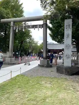 浅草神社の鳥居