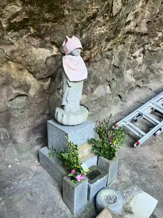 観音寺(岩屋観音)の{uncategorized: "未分類", other: "その他", undefined: "問題あり", building: "その他建物", grave: "お墓", sacred_gate: "鳥居", guardian: "狛犬", statue: "像", buddha: "仏像", history: "歴史", nature: "自然", garden: "庭園", animal: "動物", pagoda: "塔", temizu: "手水舎", mountain_gate: "山門・神門", sanctuary: "本殿・本堂", subordinate: "末社・摂社", art: "芸術", scenery: "景色", jizo: "地蔵", ema: "絵馬", goshuin: "御朱印", omikuji: "おみくじ", items: "授与品その他", amulet: "お守り", goshuincho: "御朱印帳", eats: "食事", festival: "お祭り", votive_dance: "神楽", shichigosan: "七五三参", wedding: "結婚式", experience: "体験その他", initially: "初詣", around: "周辺", anti_infection: "感染症対策"}