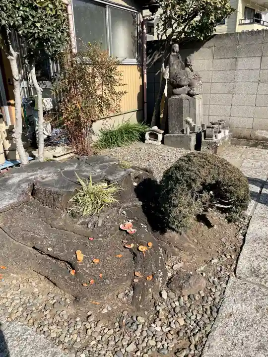 雪峰院の{uncategorized: "未分類", other: "その他", undefined: "問題あり", building: "その他建物", grave: "お墓", sacred_gate: "鳥居", guardian: "狛犬", statue: "像", buddha: "仏像", history: "歴史", nature: "自然", garden: "庭園", animal: "動物", pagoda: "塔", temizu: "手水舎", mountain_gate: "山門・神門", sanctuary: "本殿・本堂", subordinate: "末社・摂社", art: "芸術", scenery: "景色", jizo: "地蔵", ema: "絵馬", goshuin: "御朱印", omikuji: "おみくじ", items: "授与品その他", amulet: "お守り", goshuincho: "御朱印帳", eats: "食事", festival: "お祭り", votive_dance: "神楽", shichigosan: "七五三参", wedding: "結婚式", experience: "体験その他", initially: "初詣", around: "周辺", anti_infection: "感染症対策"}