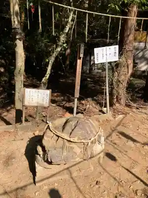 窟神社の{uncategorized: "未分類", other: "その他", undefined: "問題あり", building: "その他建物", grave: "お墓", sacred_gate: "鳥居", guardian: "狛犬", statue: "像", buddha: "仏像", history: "歴史", nature: "自然", garden: "庭園", animal: "動物", pagoda: "塔", temizu: "手水舎", mountain_gate: "山門・神門", sanctuary: "本殿・本堂", subordinate: "末社・摂社", art: "芸術", scenery: "景色", jizo: "地蔵", ema: "絵馬", goshuin: "御朱印", omikuji: "おみくじ", items: "授与品その他", amulet: "お守り", goshuincho: "御朱印帳", eats: "食事", festival: "お祭り", votive_dance: "神楽", shichigosan: "七五三参", wedding: "結婚式", experience: "体験その他", initially: "初詣", around: "周辺", anti_infection: "感染症対策"}