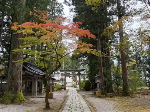 雄山神社中宮祈願殿の{uncategorized: "未分類", other: "その他", undefined: "問題あり", building: "その他建物", grave: "お墓", sacred_gate: "鳥居", guardian: "狛犬", statue: "像", buddha: "仏像", history: "歴史", nature: "自然", garden: "庭園", animal: "動物", pagoda: "塔", temizu: "手水舎", mountain_gate: "山門・神門", sanctuary: "本殿・本堂", subordinate: "末社・摂社", art: "芸術", scenery: "景色", jizo: "地蔵", ema: "絵馬", goshuin: "御朱印", omikuji: "おみくじ", items: "授与品その他", amulet: "お守り", goshuincho: "御朱印帳", eats: "食事", festival: "お祭り", votive_dance: "神楽", shichigosan: "七五三参", wedding: "結婚式", experience: "体験その他", initially: "初詣", around: "周辺", anti_infection: "感染症対策"}