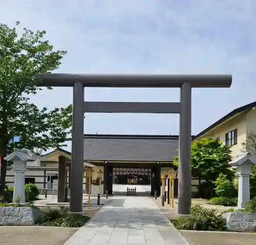 千葉縣護國神社の{uncategorized: "未分類", other: "その他", undefined: "問題あり", building: "その他建物", grave: "お墓", sacred_gate: "鳥居", guardian: "狛犬", statue: "像", buddha: "仏像", history: "歴史", nature: "自然", garden: "庭園", animal: "動物", pagoda: "塔", temizu: "手水舎", mountain_gate: "山門・神門", sanctuary: "本殿・本堂", subordinate: "末社・摂社", art: "芸術", scenery: "景色", jizo: "地蔵", ema: "絵馬", goshuin: "御朱印", omikuji: "おみくじ", items: "授与品その他", amulet: "お守り", goshuincho: "御朱印帳", eats: "食事", festival: "お祭り", votive_dance: "神楽", shichigosan: "七五三参", wedding: "結婚式", experience: "体験その他", initially: "初詣", around: "周辺", anti_infection: "感染症対策"}