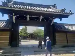 桑名別院本統寺の山門