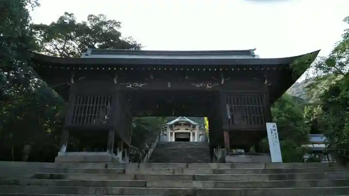沼名前神社の山門・神門