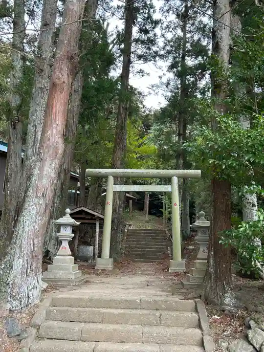 木幡神社の{uncategorized: "未分類", other: "その他", undefined: "問題あり", building: "その他建物", grave: "お墓", sacred_gate: "鳥居", guardian: "狛犬", statue: "像", buddha: "仏像", history: "歴史", nature: "自然", garden: "庭園", animal: "動物", pagoda: "塔", temizu: "手水舎", mountain_gate: "山門・神門", sanctuary: "本殿・本堂", subordinate: "末社・摂社", art: "芸術", scenery: "景色", jizo: "地蔵", ema: "絵馬", goshuin: "御朱印", omikuji: "おみくじ", items: "授与品その他", amulet: "お守り", goshuincho: "御朱印帳", eats: "食事", festival: "お祭り", votive_dance: "神楽", shichigosan: "七五三参", wedding: "結婚式", experience: "体験その他", initially: "初詣", around: "周辺", anti_infection: "感染症対策"}