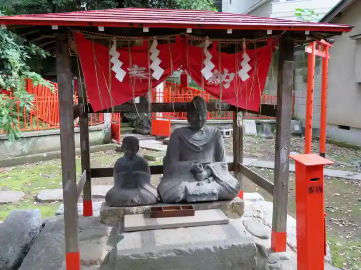 三囲神社の像