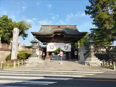 豊川閣　妙厳寺の山門・神門