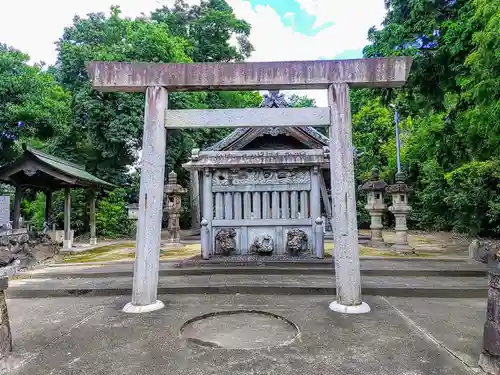 県明社の鳥居