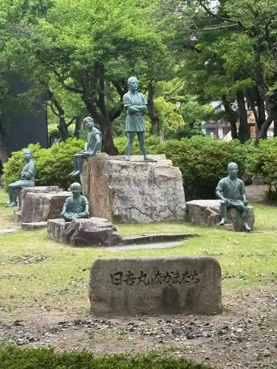 豊國神社の{uncategorized: "未分類", other: "その他", undefined: "問題あり", building: "その他建物", grave: "お墓", sacred_gate: "鳥居", guardian: "狛犬", statue: "像", buddha: "仏像", history: "歴史", nature: "自然", garden: "庭園", animal: "動物", pagoda: "塔", temizu: "手水舎", mountain_gate: "山門・神門", sanctuary: "本殿・本堂", subordinate: "末社・摂社", art: "芸術", scenery: "景色", jizo: "地蔵", ema: "絵馬", goshuin: "御朱印", omikuji: "おみくじ", items: "授与品その他", amulet: "お守り", goshuincho: "御朱印帳", eats: "食事", festival: "お祭り", votive_dance: "神楽", shichigosan: "七五三参", wedding: "結婚式", experience: "体験その他", initially: "初詣", around: "周辺", anti_infection: "感染症対策"}