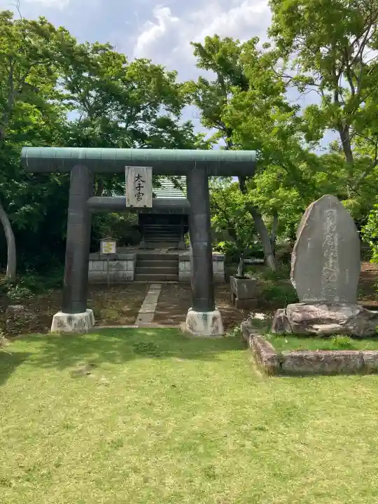 境香取神社の{uncategorized: "未分類", other: "その他", undefined: "問題あり", building: "その他建物", grave: "お墓", sacred_gate: "鳥居", guardian: "狛犬", statue: "像", buddha: "仏像", history: "歴史", nature: "自然", garden: "庭園", animal: "動物", pagoda: "塔", temizu: "手水舎", mountain_gate: "山門・神門", sanctuary: "本殿・本堂", subordinate: "末社・摂社", art: "芸術", scenery: "景色", jizo: "地蔵", ema: "絵馬", goshuin: "御朱印", omikuji: "おみくじ", items: "授与品その他", amulet: "お守り", goshuincho: "御朱印帳", eats: "食事", festival: "お祭り", votive_dance: "神楽", shichigosan: "七五三参", wedding: "結婚式", experience: "体験その他", initially: "初詣", around: "周辺", anti_infection: "感染症対策"}