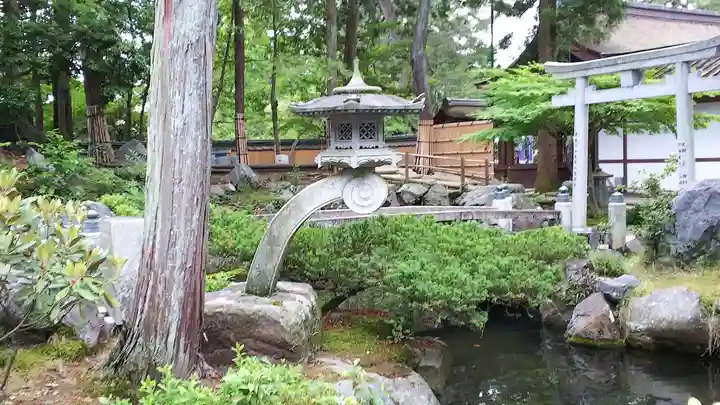 建部大社の庭園
