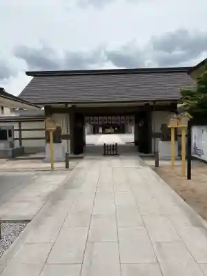 千葉縣護國神社の{uncategorized: "未分類", other: "その他", undefined: "問題あり", building: "その他建物", grave: "お墓", sacred_gate: "鳥居", guardian: "狛犬", statue: "像", buddha: "仏像", history: "歴史", nature: "自然", garden: "庭園", animal: "動物", pagoda: "塔", temizu: "手水舎", mountain_gate: "山門・神門", sanctuary: "本殿・本堂", subordinate: "末社・摂社", art: "芸術", scenery: "景色", jizo: "地蔵", ema: "絵馬", goshuin: "御朱印", omikuji: "おみくじ", items: "授与品その他", amulet: "お守り", goshuincho: "御朱印帳", eats: "食事", festival: "お祭り", votive_dance: "神楽", shichigosan: "七五三参", wedding: "結婚式", experience: "体験その他", initially: "初詣", around: "周辺", anti_infection: "感染症対策"}