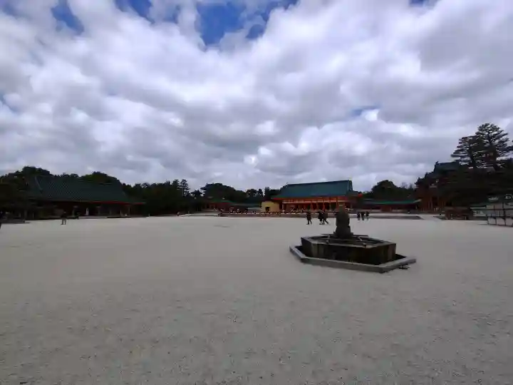 平安神宮の{uncategorized: "未分類", other: "その他", undefined: "問題あり", building: "その他建物", grave: "お墓", sacred_gate: "鳥居", guardian: "狛犬", statue: "像", buddha: "仏像", history: "歴史", nature: "自然", garden: "庭園", animal: "動物", pagoda: "塔", temizu: "手水舎", mountain_gate: "山門・神門", sanctuary: "本殿・本堂", subordinate: "末社・摂社", art: "芸術", scenery: "景色", jizo: "地蔵", ema: "絵馬", goshuin: "御朱印", omikuji: "おみくじ", items: "授与品その他", amulet: "お守り", goshuincho: "御朱印帳", eats: "食事", festival: "お祭り", votive_dance: "神楽", shichigosan: "七五三参", wedding: "結婚式", experience: "体験その他", initially: "初詣", around: "周辺", anti_infection: "感染症対策"}
