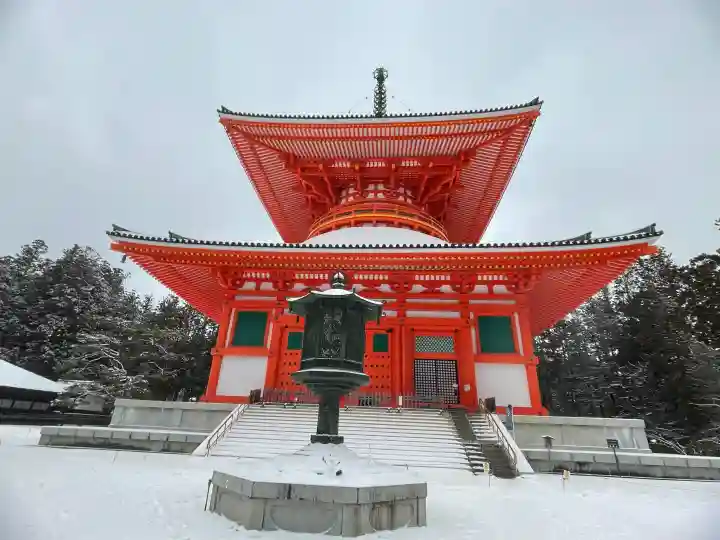 根本大塔 高野山金剛峯寺の{uncategorized: "未分類", other: "その他", undefined: "問題あり", building: "その他建物", grave: "お墓", sacred_gate: "鳥居", guardian: "狛犬", statue: "像", buddha: "仏像", history: "歴史", nature: "自然", garden: "庭園", animal: "動物", pagoda: "塔", temizu: "手水舎", mountain_gate: "山門・神門", sanctuary: "本殿・本堂", subordinate: "末社・摂社", art: "芸術", scenery: "景色", jizo: "地蔵", ema: "絵馬", goshuin: "御朱印", omikuji: "おみくじ", items: "授与品その他", amulet: "お守り", goshuincho: "御朱印帳", eats: "食事", festival: "お祭り", votive_dance: "神楽", shichigosan: "七五三参", wedding: "結婚式", experience: "体験その他", initially: "初詣", around: "周辺", anti_infection: "感染症対策"}
