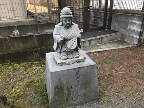 琵琶島神社の像