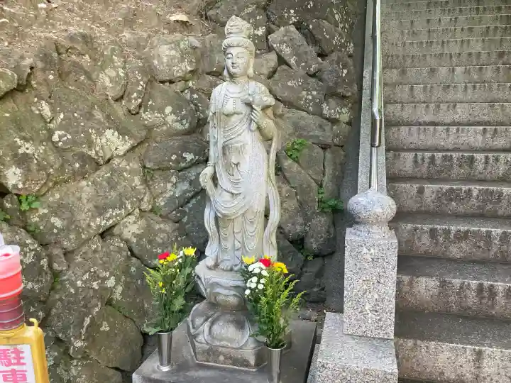 等覚寺の{uncategorized: "未分類", other: "その他", undefined: "問題あり", building: "その他建物", grave: "お墓", sacred_gate: "鳥居", guardian: "狛犬", statue: "像", buddha: "仏像", history: "歴史", nature: "自然", garden: "庭園", animal: "動物", pagoda: "塔", temizu: "手水舎", mountain_gate: "山門・神門", sanctuary: "本殿・本堂", subordinate: "末社・摂社", art: "芸術", scenery: "景色", jizo: "地蔵", ema: "絵馬", goshuin: "御朱印", omikuji: "おみくじ", items: "授与品その他", amulet: "お守り", goshuincho: "御朱印帳", eats: "食事", festival: "お祭り", votive_dance: "神楽", shichigosan: "七五三参", wedding: "結婚式", experience: "体験その他", initially: "初詣", around: "周辺", anti_infection: "感染症対策"}