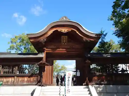 饒津神社の山門