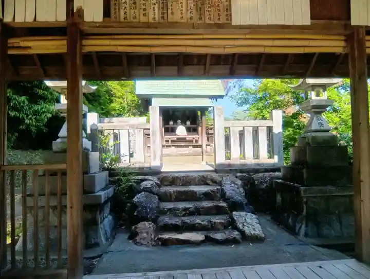 龍神神社の{uncategorized: "未分類", other: "その他", undefined: "問題あり", building: "その他建物", grave: "お墓", sacred_gate: "鳥居", guardian: "狛犬", statue: "像", buddha: "仏像", history: "歴史", nature: "自然", garden: "庭園", animal: "動物", pagoda: "塔", temizu: "手水舎", mountain_gate: "山門・神門", sanctuary: "本殿・本堂", subordinate: "末社・摂社", art: "芸術", scenery: "景色", jizo: "地蔵", ema: "絵馬", goshuin: "御朱印", omikuji: "おみくじ", items: "授与品その他", amulet: "お守り", goshuincho: "御朱印帳", eats: "食事", festival: "お祭り", votive_dance: "神楽", shichigosan: "七五三参", wedding: "結婚式", experience: "体験その他", initially: "初詣", around: "周辺", anti_infection: "感染症対策"}
