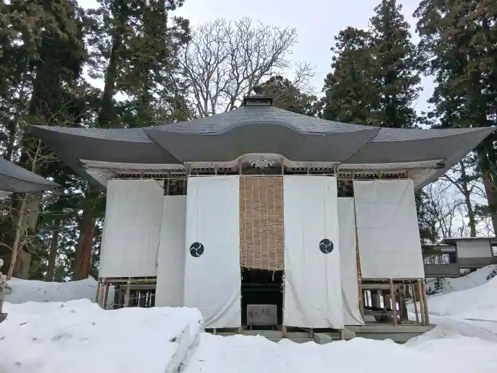 出羽神社(出羽三山神社)~三神合祭殿~の{uncategorized: "未分類", other: "その他", undefined: "問題あり", building: "その他建物", grave: "お墓", sacred_gate: "鳥居", guardian: "狛犬", statue: "像", buddha: "仏像", history: "歴史", nature: "自然", garden: "庭園", animal: "動物", pagoda: "塔", temizu: "手水舎", mountain_gate: "山門・神門", sanctuary: "本殿・本堂", subordinate: "末社・摂社", art: "芸術", scenery: "景色", jizo: "地蔵", ema: "絵馬", goshuin: "御朱印", omikuji: "おみくじ", items: "授与品その他", amulet: "お守り", goshuincho: "御朱印帳", eats: "食事", festival: "お祭り", votive_dance: "神楽", shichigosan: "七五三参", wedding: "結婚式", experience: "体験その他", initially: "初詣", around: "周辺", anti_infection: "感染症対策"}
