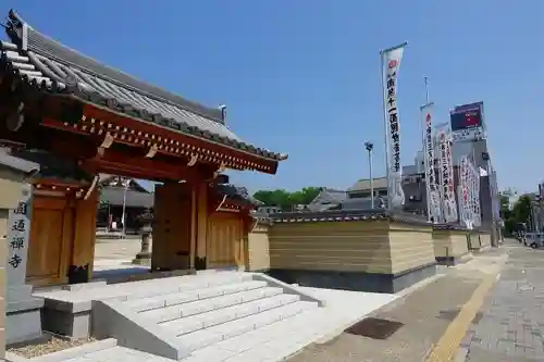 秋葉山圓通寺の山門