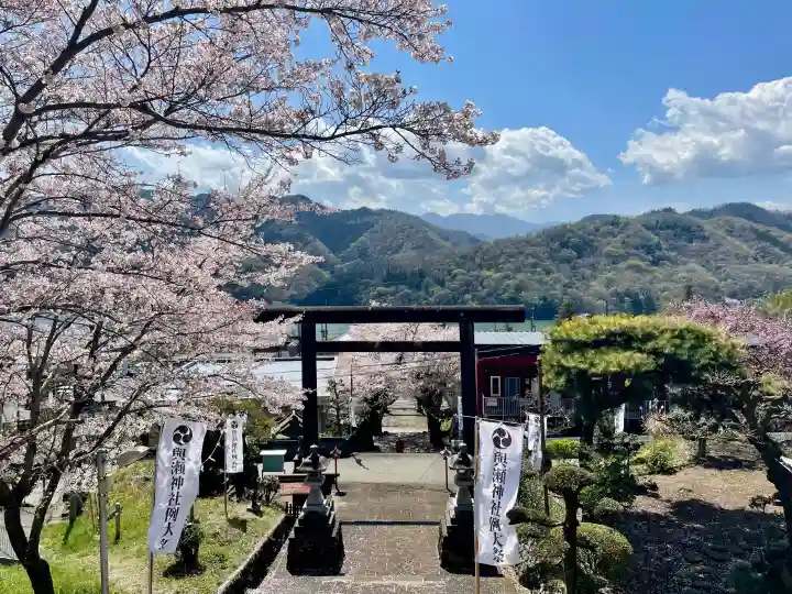 與瀬神社(与瀬神社)の{uncategorized: "未分類", other: "その他", undefined: "問題あり", building: "その他建物", grave: "お墓", sacred_gate: "鳥居", guardian: "狛犬", statue: "像", buddha: "仏像", history: "歴史", nature: "自然", garden: "庭園", animal: "動物", pagoda: "塔", temizu: "手水舎", mountain_gate: "山門・神門", sanctuary: "本殿・本堂", subordinate: "末社・摂社", art: "芸術", scenery: "景色", jizo: "地蔵", ema: "絵馬", goshuin: "御朱印", omikuji: "おみくじ", items: "授与品その他", amulet: "お守り", goshuincho: "御朱印帳", eats: "食事", festival: "お祭り", votive_dance: "神楽", shichigosan: "七五三参", wedding: "結婚式", experience: "体験その他", initially: "初詣", around: "周辺", anti_infection: "感染症対策"}