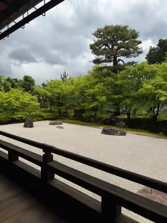 相国寺(相国承天禅寺)の{uncategorized: "未分類", other: "その他", undefined: "問題あり", building: "その他建物", grave: "お墓", sacred_gate: "鳥居", guardian: "狛犬", statue: "像", buddha: "仏像", history: "歴史", nature: "自然", garden: "庭園", animal: "動物", pagoda: "塔", temizu: "手水舎", mountain_gate: "山門・神門", sanctuary: "本殿・本堂", subordinate: "末社・摂社", art: "芸術", scenery: "景色", jizo: "地蔵", ema: "絵馬", goshuin: "御朱印", omikuji: "おみくじ", items: "授与品その他", amulet: "お守り", goshuincho: "御朱印帳", eats: "食事", festival: "お祭り", votive_dance: "神楽", shichigosan: "七五三参", wedding: "結婚式", experience: "体験その他", initially: "初詣", around: "周辺", anti_infection: "感染症対策"}
