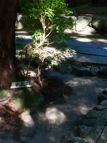 千早神社の庭園