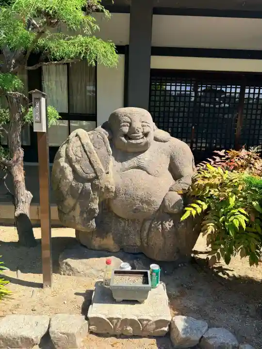 真光寺の{uncategorized: "未分類", other: "その他", undefined: "問題あり", building: "その他建物", grave: "お墓", sacred_gate: "鳥居", guardian: "狛犬", statue: "像", buddha: "仏像", history: "歴史", nature: "自然", garden: "庭園", animal: "動物", pagoda: "塔", temizu: "手水舎", mountain_gate: "山門・神門", sanctuary: "本殿・本堂", subordinate: "末社・摂社", art: "芸術", scenery: "景色", jizo: "地蔵", ema: "絵馬", goshuin: "御朱印", omikuji: "おみくじ", items: "授与品その他", amulet: "お守り", goshuincho: "御朱印帳", eats: "食事", festival: "お祭り", votive_dance: "神楽", shichigosan: "七五三参", wedding: "結婚式", experience: "体験その他", initially: "初詣", around: "周辺", anti_infection: "感染症対策"}