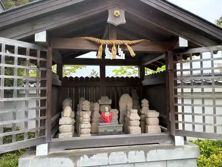 伊和志津神社の{uncategorized: "未分類", other: "その他", undefined: "問題あり", building: "その他建物", grave: "お墓", sacred_gate: "鳥居", guardian: "狛犬", statue: "像", buddha: "仏像", history: "歴史", nature: "自然", garden: "庭園", animal: "動物", pagoda: "塔", temizu: "手水舎", mountain_gate: "山門・神門", sanctuary: "本殿・本堂", subordinate: "末社・摂社", art: "芸術", scenery: "景色", jizo: "地蔵", ema: "絵馬", goshuin: "御朱印", omikuji: "おみくじ", items: "授与品その他", amulet: "お守り", goshuincho: "御朱印帳", eats: "食事", festival: "お祭り", votive_dance: "神楽", shichigosan: "七五三参", wedding: "結婚式", experience: "体験その他", initially: "初詣", around: "周辺", anti_infection: "感染症対策"}