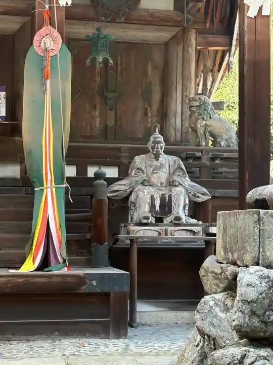 三尾神社の{uncategorized: "未分類", other: "その他", undefined: "問題あり", building: "その他建物", grave: "お墓", sacred_gate: "鳥居", guardian: "狛犬", statue: "像", buddha: "仏像", history: "歴史", nature: "自然", garden: "庭園", animal: "動物", pagoda: "塔", temizu: "手水舎", mountain_gate: "山門・神門", sanctuary: "本殿・本堂", subordinate: "末社・摂社", art: "芸術", scenery: "景色", jizo: "地蔵", ema: "絵馬", goshuin: "御朱印", omikuji: "おみくじ", items: "授与品その他", amulet: "お守り", goshuincho: "御朱印帳", eats: "食事", festival: "お祭り", votive_dance: "神楽", shichigosan: "七五三参", wedding: "結婚式", experience: "体験その他", initially: "初詣", around: "周辺", anti_infection: "感染症対策"}
