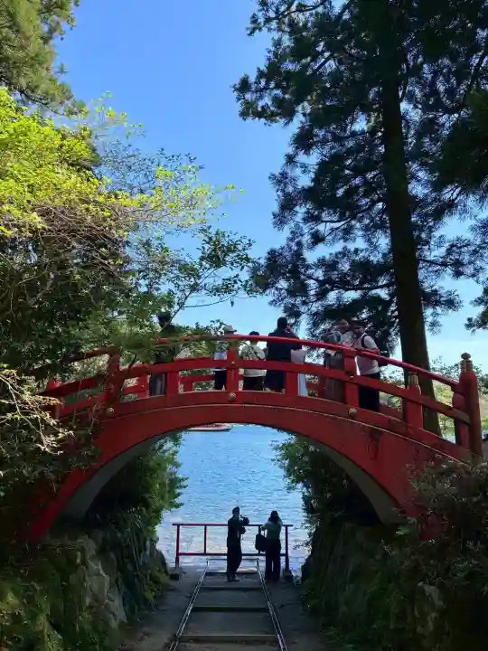箱根神社の{uncategorized: "未分類", other: "その他", undefined: "問題あり", building: "その他建物", grave: "お墓", sacred_gate: "鳥居", guardian: "狛犬", statue: "像", buddha: "仏像", history: "歴史", nature: "自然", garden: "庭園", animal: "動物", pagoda: "塔", temizu: "手水舎", mountain_gate: "山門・神門", sanctuary: "本殿・本堂", subordinate: "末社・摂社", art: "芸術", scenery: "景色", jizo: "地蔵", ema: "絵馬", goshuin: "御朱印", omikuji: "おみくじ", items: "授与品その他", amulet: "お守り", goshuincho: "御朱印帳", eats: "食事", festival: "お祭り", votive_dance: "神楽", shichigosan: "七五三参", wedding: "結婚式", experience: "体験その他", initially: "初詣", around: "周辺", anti_infection: "感染症対策"}