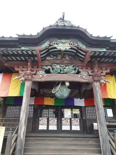 埼玉厄除け開運大師・龍泉寺（切り絵御朱印発祥の寺）の本殿・本堂