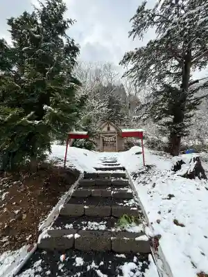 湯倉神社の{uncategorized: "未分類", other: "その他", undefined: "問題あり", building: "その他建物", grave: "お墓", sacred_gate: "鳥居", guardian: "狛犬", statue: "像", buddha: "仏像", history: "歴史", nature: "自然", garden: "庭園", animal: "動物", pagoda: "塔", temizu: "手水舎", mountain_gate: "山門・神門", sanctuary: "本殿・本堂", subordinate: "末社・摂社", art: "芸術", scenery: "景色", jizo: "地蔵", ema: "絵馬", goshuin: "御朱印", omikuji: "おみくじ", items: "授与品その他", amulet: "お守り", goshuincho: "御朱印帳", eats: "食事", festival: "お祭り", votive_dance: "神楽", shichigosan: "七五三参", wedding: "結婚式", experience: "体験その他", initially: "初詣", around: "周辺", anti_infection: "感染症対策"}
