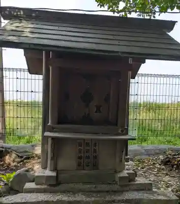 神明社（新茶屋）の{uncategorized: "未分類", other: "その他", undefined: "問題あり", building: "その他建物", grave: "お墓", sacred_gate: "鳥居", guardian: "狛犬", statue: "像", buddha: "仏像", history: "歴史", nature: "自然", garden: "庭園", animal: "動物", pagoda: "塔", temizu: "手水舎", mountain_gate: "山門・神門", sanctuary: "本殿・本堂", subordinate: "末社・摂社", art: "芸術", scenery: "景色", jizo: "地蔵", ema: "絵馬", goshuin: "御朱印", omikuji: "おみくじ", items: "授与品その他", amulet: "お守り", goshuincho: "御朱印帳", eats: "食事", festival: "お祭り", votive_dance: "神楽", shichigosan: "七五三参", wedding: "結婚式", experience: "体験その他", initially: "初詣", around: "周辺", anti_infection: "感染症対策"}