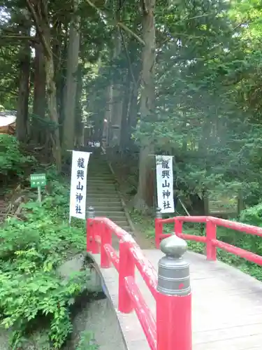 龍興山神社の建物その他