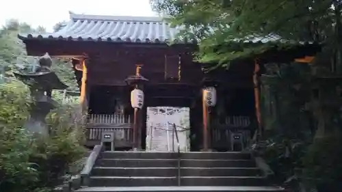 熊谷寺の山門