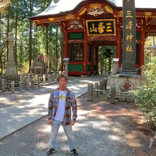 三峯神社の山門