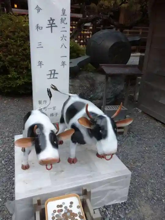 小國神社の像