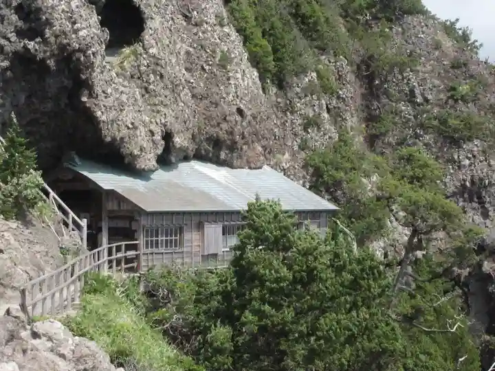 石室神社の本殿・本堂
